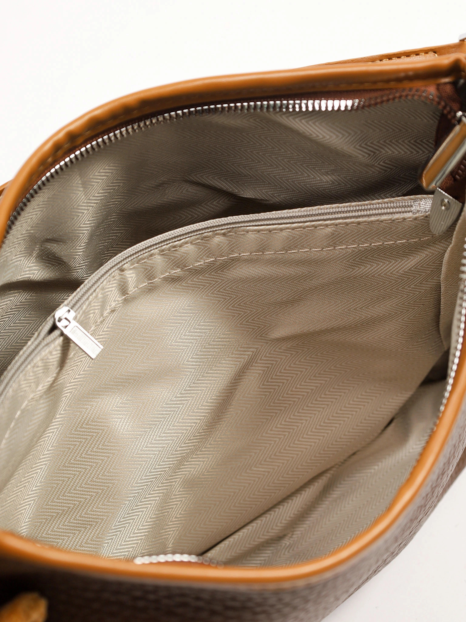 Сумка-кроссбоди  с декоративным брелком в ассортименте